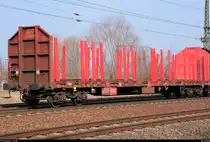 Blick auf einen Flachwagen der Gattung  Rns  (3525 578-5 D-DB) der DB. Dieser wird von 185 173-2 DB in einem gemischten Gz als Schlusswagen in Halle-Kanena auf der Bahnstrecke Magdeburg–Leipzig (KBS 340) Richtung Leipzig gezogen. [25.3.2018 | 16:38 Uhr]