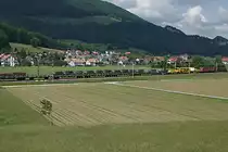 SBB: Güterzug mit der Re 6/6 11652 Kerzers in der Landschaft bei Niederbipp am 22. Mai 2018.
Gemäss eines Panzerspezialisten eher selten ist der Transport von 11 Schützenpanzer m113 sowie eines Schützenpanzers 2000 mit einem gemischten Güterzug
Foto: Walter Ruetsch
