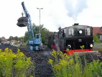 Hier die Bekohlungsszene von der anderen Seite, so kommt man unverhofft zu solchen Motiven! Es sei verraten, das wir zur Kreuzung mit dem Planzug aus Quedlinburg ordentlich am Bahnsteig standen,als hätten wir da schon eine halbe Stunde gewartet.Ebenso erreichten die Gäste ihren HEX-Anschluss in Quedlinburg wie vorgesehen ! 11.08.2012