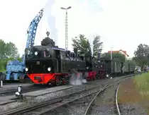 Hier klärte sich die,zumindest für mich,auffällige Unruhe der Schweizer Kollegen auf ihrem Ross auf, es hatte ganz einfach keinen Hafer mehr! Daher waren auch schon auf der Heimfahrt einige geplante Fotohalte kurzfristig ausgefallen. Kurz entschlossen ging es in Gernrode mit dem Zug und dessen Besatzung mit einigem Schmunzeln in den  Gesichtern der Fotografen an die Futterkrippe,sprich an den einladenen Kohlehaufen.11.08.2012