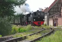 Schon wieder auf der Rückfahrt kurz vor dem Haltepunkt Straßberg-Glasebach konnte dieses Motiv des auf der Stützmauer zur Selke im Ortsteil Lindenberg fahrenden Zuges gemacht werden. 11.08.2012
