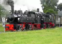 In Anbetracht der Tatsache, das die schweizerische Museumsbahn Blonay-Chamby ein rundes Jubiläum zu feiern hat und die IG HSB am 07.07.18 mit einer Sonderfahrt das 100.Jubiläum der 99 5906 begehen will,greife ich mal 6 Jahre zurück in die elektronische Schatztruhe und stelle mal ein paar Fotos vom 11.08.2012 ein, die einmal die 105 aus der Schweiz mit ihrer Schwester  99 5906 zusammen bei einer Sonderfahrt von Quedlinburg nach Hasselfelde und zurück zeigen. 
Anläßlich des Jubeljahres im Harz 2012 war es möglich geworden, die 105 ein zweites Mal in den Harz zuholen,was dazumalen viele Fans begeisterte.Heute sind wir froh, das nach längere Pause die ex.NWE 41 wieder auf Strecke kann....
Auf dem Bild geht es mit viel Schwung aus dem Bahnhof Gernrode in die erste Steigung Richtung Ostergrund. 