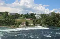 «Tagblatt»-Leserreise mit dem Roten Pfeil: Der RBe 2/4 Nr. 202 der OeBB durchfährt in Kürze den Bahnhof Neuhausen am Rheinfall, während im Vordergrund der Rhein über die Felsen stürzt.

Die Aufnahmen entstand auf dem Viadukt über dem Rheinfall.