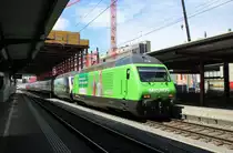 Eine wahre Seltenheit: Gleich zwei Werbeloks bespannten den IR 17 2371 Bern -  Zürich HB!
Die SBB Re 460 080-5  Migros  und SBB Re 460 005-2  Thales  erreichen am 23. Mai 2018 auf Gleis 18 den Hauptbahnhof Zürich.
