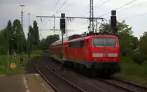 Ein Nachschuss von der 111 122 DB schiebt den RE4 Verstärkerzug aus Düsseldorf-HBf nach Aachen-Hbf und fährt in Richtung Wickrath,Beckrath,Herrath,Erkelenz,Baal,Hückelhoven-Baal,Brachelen,Lindern,Süggerath,Geilenkirchen,Frelenberg,Zweibrüggen,Übach-Palenberg,Rimburg,Finkenrath,Hofstadt,Herzogenrath, Kohlscheid,Richterich,Laurensberg,Aachen-West,Aachen-Schanz,Aachen-Hbf.
Aufgenommen vom Bahnsteig 3 in Rheydt-Hbf. 
Am Abend vom 11.5.2018. 