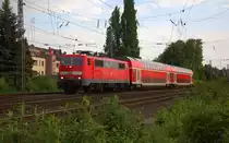 111 143-4 DB kommt mit zwei Dostockwagen von Aachen-Hbf nach Dortmund-Hbf und kommt aus Richtung Aachen-Hbf,Aachen-Schanz,Aachen-West,Laurensberg,Richterich,Kohlscheid,Herzogenrath,Hofstadt,Finkenrath,Rimburg,Übach-Palenberg,Frelenberg,Geilenkirchen,Süggerath,Lindern,Brachelen,Hückelhoven-Baal,Baal,Erkelenz,Herrath,Beckrath,Wickrath und fährt durch Rheydt-Hbf in Richtung Mönchengladbach.
Aufgenommen von einem Parkplatz in Rheydt. 
Am Abend vom 11.5.2018. 