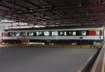 Am 23. Mai war ich mit meinem Junior Luka unterwegs. Er durfte im Rahmen des  Magic Ticket  (eine Organisation der SBB, die auf Kinder zwischen 6 und 12 Jahren ausgelegt ist) die Hauptwerkstätte in Olten besichtigen. Mit Genehmigung des Betriebsführers kam diese Aufnahme in der Werkshalle zustande. Besten Dank nochmals dafür. Der frisch revidierte Apm 61 85 10-90 233-0 CH SBB wird mittels Schiebebühne durch die Halle Richtung Ausgang geschoben.

HW Olten, 23.05.2018