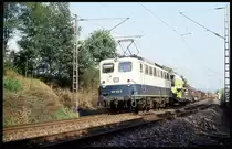 DB 140122 ist hier bei Ürzig am 29.9.1993 um 12.55 Uhr mit einem Güterzug in Richtung Trier unterwegs. Zur Ladung gehört auch ein Claas Mähdrescher.