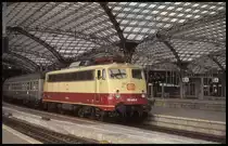 110486 hält am 30.9.1993 um 12.25 Uhr mit einer Garnitur Silberlinge im HBF Köln in Fahrtrichtung Köln Deutz.
