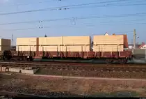 Blick auf einen Flachwagen der Gattung  Res  (3939 385-3 CZ-ČDC) der ČD Cargo. Dieser wird von 152 087-3 DB in einem gemischten Gz am Hp Halle Messe auf der Bahnstrecke Magdeburg–Leipzig (KBS 340) Richtung Halle (Saale) gezogen. Aufgrund der verladenen Holzplatten konnte man den Güterwagen nicht nur sehen, sondern auch gut riechen. [25.3.2018 | 17:24 Uhr]