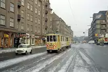 København / Kopenhagen Københavns Sporveje SL 2 (E-Zug; Tw 514 + Bw 15xx) København S, Amagerbro, Amagerbrogade / Uplandsgade am 27. März 1969. - In allen  Hauptstraßen , wie z.B. Amagerbrogade, gab es damals eine Menge kleiner Spezialläden; links sieht man Läden, die Schuhe, Kaffee und The, Käse (dä: ost), Fleisch (dä: kød) und Bücher verkaufen. - Scan eines Farbnegativs. Film: Kodak Kodacolor X.