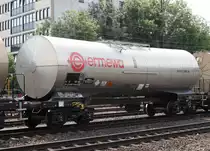 Kesselwagen Zacens der Ermewa (Nr.: 33 TEN 54 CZ-ERSA 7932 308-1) eingereiht in Chemikalienzug bei der Durchfahrt in Köln-West am 24.05.2018.
Warntafel: 60/2078 Toluylendiisocyanat(TDI)