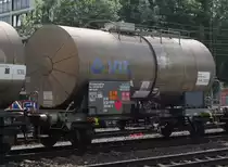 Kesselwagen Zces der VTG (Nr.: 23 RIV 85 VTGCH 7376 640-5) eingereiht in Chemikalienzug bei der Durchfahrt in Köln-West am 24.05.2018.
Warntafel: 83/1715 Essigsäureanhydrid
