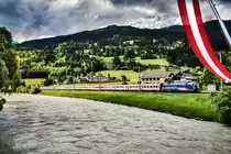 Die  Nightjet-Lok  1116 195-9, durchfährt mit dem IC 632  Lienzer Dolomiten , die Haltestelle Berg im Drautal.
Aufgenommen am 25.5.2018.