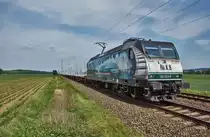 145 023-6 von der Press mit  120 Jahre Rasender Roland  ist mit einen leeren Rungenzug in Richtung Süden bei Obernjesa unterwegs,gesehen am 25.05.2018.