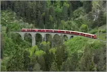 IR1140 nach Chur mit ABe 8/12 und Alvra-Komposition auf dem Schmittentobelviadukt bei  Filisur.(13.05.2018)