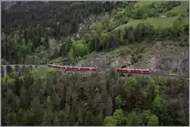 IR1137 nach St.Moritz mit ABe 8/12 und Alvra-Komposition und Speisewagen am Zugschluss im Zalainttunnel vor Filisur.(13.05.2018)
