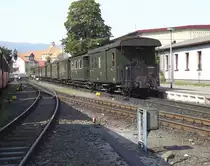 Hier der gesamte Sonderzug ohne Bespannung am Bahnsteig in Wernigerode.Als vorletzter Wagen musste schon der IG-HSB Wagen aushelfen, sodass die dritte Lok gerechtfertigt war,eine Mallet=4 Wagen und ein wenig Reserve kann nicht schaden!
27.07.2012