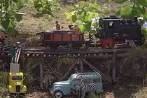 Alle sind so in die Arbeit vertieft, dass sich Gepard unbemerkt anschleichen kann.
Senftenberger See, Seestrand Niemtsch, 26.05.2018  15:42 Uhr.