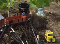 Obwohl die Behelfsbrücke der  Senftenberger See Bahn nur mit Schrittgeschwindigkeit befahren werden darf, kam es zu einer Entgleisung.Ein leichter OW Wagen wird mit Hilfe eines Hebelbaumes und der Lok  99 5001 wieder eingegleist.26.05.2018 14:37 Uhr.
Am Senftenberger See bei Niemtsch 