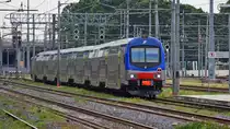 Vivalto Zuggarnitur fährt aus dem Süden am 21.05.2018 geschoben von der 464.211 in den Bahnhof Roma Ostiense ein.