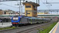 Vivalto Zuggarnitur fährt aus dem Süden am 21.05.2018 geschoben von der 464.211 in den Bahnhof Roma Ostiense ein.