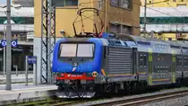 E-Lok 464.211 ans Schiebelok einer Vivalto Zuggarnitur in Bahnhof Roma Ostiense am 21.05.2018