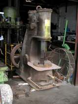 Zur Ausstattung eines eigenst�ndigen BWs geh�rt entsprechendes Werkzeug und Maschinen, wie der Hartmann-Hammer im BW Chemnitz Hilbersdorf, 27.08.06