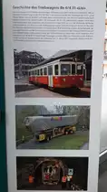 Bergbahn Lauterbrunnen-Mürren.
VOM OBERAARGAU IN DAS BERNER OBERLAND.
Auf der beim Eingang des Bahnhofs Mürren aufgestellten Fotowand werden die interessierten Touristen über die Geschichte des BLM Triebwagens Be 4/4 31 LISI, ehemals OJB Be 4/4 82/ASm Be 4/4 102 informiert (24.5.2018).
Foto: Walter Ruetsch  