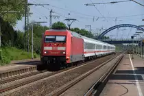 SALZBERGEN (Landkreis Emsland), 09.05.2018, 101 010-7 mit IC 2000 nach Norddeich Mole auf Durchfahrt durch den Bahnhof