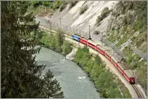 RE1733 mit der Ge 4/4 II 619  Samedan  unterhalb der Ruine Wackenau bei Trin. (12.05.2018)