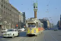 København / Kopenhagen Københavns Sporveje SL 6 (DÜWAG-GT6 816) København V, Stadtzentrum, Vester Voldgade / Rådhuspladsen am 5. April 1969. - Die auf einem Pfeiler stehenden Lurenbläser wurden 1914 von Siegfr. Wagner gemacht. - Scan eines Farbnegativs. Film: Kodak Kodacolor X. 