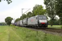 Im Westen des Hammer Stadtgebiets entstand dieses Foto von 185 407 mit ihrem Zug.
Aufgenommen an der Hamm-Osterfelder-Bahn am 22. Mai 2018.