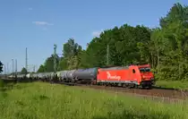 185 588 führte am 21.05.18 einen Kesselwagenzug auf dem Gegengleis durch Muldenstein Richtung Bitterfeld. Sie musste das Regelgleis dem ICE 1536 frei machen.
