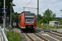 Auf dem Personen-Bü des Bahnhofs Bad Wimpfen kommt aus Richtung Sinsheim eine RE/alias 425 301-9 nach Heilbronn eingefahren. Gleich hält er am Hausbahnsteig.
Samstag den 26.5.2018