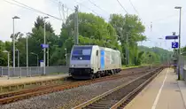 185 680-6 von Railpool  kommt aus Richtung Aachen-West,Laurensberg,Richterich und fährt als Lokzug aus Aachen-West nach Herzogenrath und fährt durch Kohlscheid in Richtung Herogenrath. Aufgenommen von Bahnsteig 2 in Kohlscheid.
Bei Sonne und Gewitterwolken am Nachamittag vom 24.5.2018.