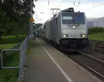 186 427-1 von Railpool/Lineas kommt die Kohlscheider-Rampe hoch aus Richtung Mönchengladbach,Herzogenrath mit einem Kalkleerzug aus Oberhausen-West(D) nach Hermalle-Huy(B) und fährt durch Kohlscheid in Richtung Richterich,Laurensberg,Aachen-West. Aufgenommen von Bahnsteig 2 in Kohlscheid. 
 Bei Sonne und Gewitterwolken am Nachamittag vom 24.5.2018.