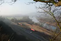 Eine unbekannte 185 mit einem Containerzug bei Himmelstadt Richtung Gemünden, 16.03.2017