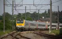 Ein Belgischer  IC kommt aus Oostende(B) nach Eupen(B) und fährt in den Bahnhof von Eupen ein.
Aufgenommen von Bahnsteig in Eupen(B).
Bei Sommerwetter am Morgen vom 26.5.2018.