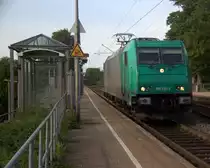 185 610-3 von Rurtalbahn kommt als Lokzug aus Herzogenrath nach Aachen-West und fährt die Kohlscheider-Rampe hoch aus Richtung Herzogenrath und fährt durch Kohlscheid in Richtung Richterich,Laurensberg,Aachen-West.
Bei Sommerwetter am Abend vom 28.5.2018.
