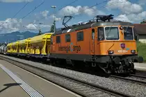 SBB CARGO: Den zahlreichen Stilllegungen und Verschrottungen von Re 4/4 II Lokomotiven zum Trotz.
Noch ist die fotogene Re II 420 320-4 am Leben.
Mit etwas Fotografenglück wurde sie am 30. Mai 2018 in Deitingen vor passenden Güterwagen verewigt.
Foto: Walter Ruetsch