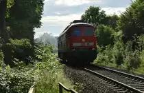 Durch die grüne Hölle! Nein nicht den Nürburgring, hier kommt die 232 472-1 vom Bahnhof Mönchengladbach-Rheindahlen nach Oberhausen Osterfeld gefahren. Sie hatte Transportwagen für Panzer ins Kasernengelände an der Aachener Straße gebracht. 30.5.2018