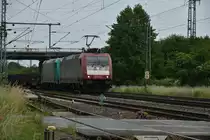 185 591-5 kommt mit einer Schwesterlok bei der Druchfahrt in Groß Gerau. 27.5.2018