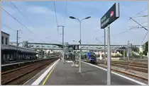 Der Mittelperron für die Züge nach Paris und Roscoff ist durch eine Unterführung und neu durch die Passarelle erschlossen. Der  Walfisch  73853 wird irgendwann einmal nach Roscoff pendeln, an diesem Sonntag gerademal zweimal am Nachmittag. (20.05.2018)