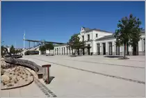 Sonntägliche Ruhe am TGV Bahnhof Morlaix. Auch Wochentags bleibt`s hier mehrheitlich sehr ruhig. (20.05.2018)