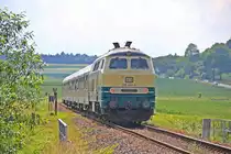 218 460 schiebt den RB4 (23019) von Kassel Wilhelmshöhe nach Korbach kurz hinter Volkmarsen. Aufgrund des Hessentages wird ein 3 Wagen Zug eingesetzt. An der spitze des Zuge ein Wittenberger Steuerwagen. Normalerweise sind nur Triebwagen der Baureihe 628/642/646, meistens Solo, auf dieser Strecke unterwegs. 30.05.2018