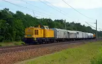 Am 27.05.18 war ein Unkrautspritzzug unterwegs. Hier durchfahren 203 308 und 203 315 mit ihrem Zug Burgkemnitz in langsamer Fahrt Richtung Bitterfeld.
