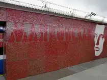 Wandmosaik in der Station  Majakowskaja   der Metro der Linie 3 in St. Petersburg, 16.09.2017 

Im Gegensatz zur Linie 1 hat die Linie 3 geschlossene Stationen mit Bahnsteigtüren.