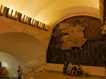 Wandkunstwerk im Übergang der Stationen  Ploschtschad Alexandra Newskowo  1 und 2 zwischen den Metro-Linien 3 und 4 in St. Petersburg, 16.09.2017 

Gut zu erkennen ist auch der Farb-Übergang von der Linie 3 links im weißen Licht zur Linie 4 im orangefarbenen Licht.