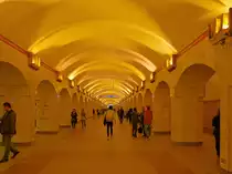 Die Bahnsteighalle der Station  Ploschtschad Alexandra Newskowo-2  der Metro der Linie 4 in St. Petersburg, 16.09.2017 

Im Gegensatz zur Linie 3 ist die Linie 4 mit stark orangefarbenem Licht ausgeleuchtet.